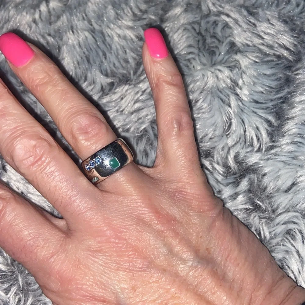 Silver tone band ring with green enamel and blue stones size 7.5/8